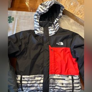 Boys North Face snow set. Size Large 14-16 in jacket and pants. Great condition